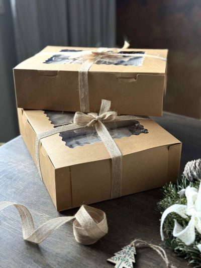 Coffrets cadeaux en céramique artisanale posés sur une table