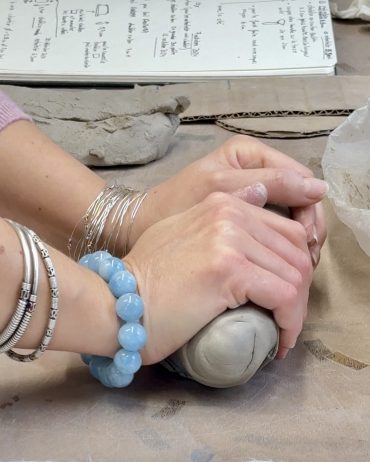 Préparation d'une boule de terre en grès dans mon atelier de céramique artisanale.